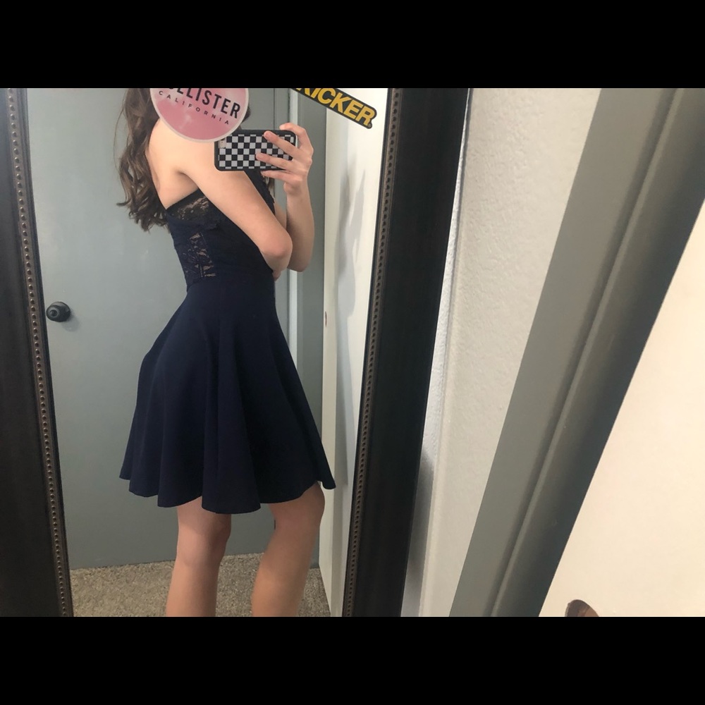 I am selling a navy blue dress from Windsor! 💙💙